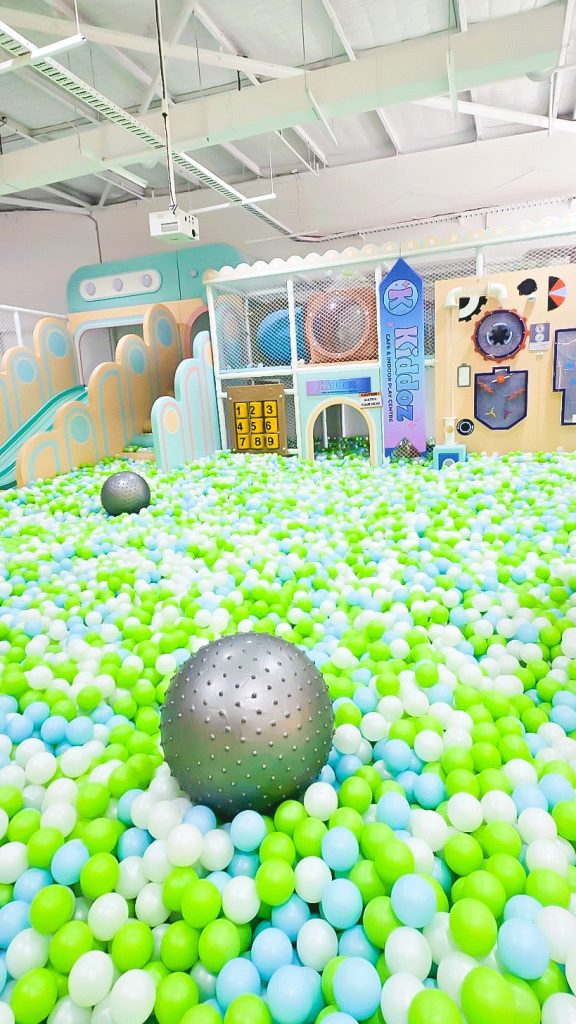 Green, blue and white balls in the Kiddoz ball pit